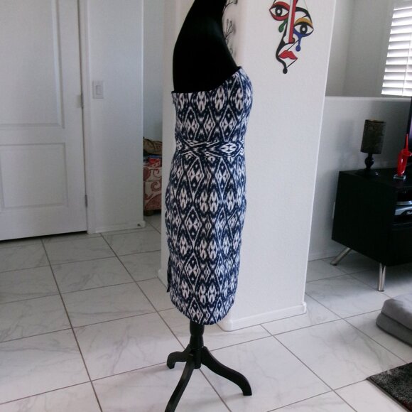Like New Banana Republic Navy & White Ikat Strapless Dress Size 8 / 6 - Picture 4 of 9